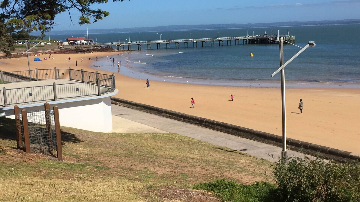 Cowes Apartment | Waterfront@Waves Luxurious Beachfront Apartment with Water View