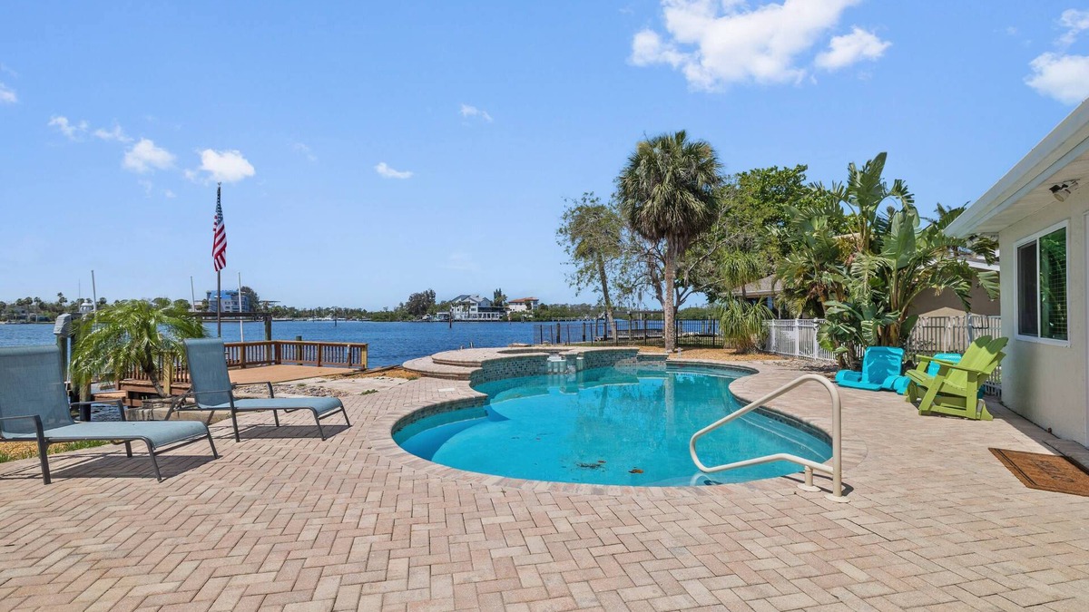 Port Richey House | Waterfront with Pool, Ping Pong table, 3 Kayaks, Fishing Pier, Private Access to the Gulf