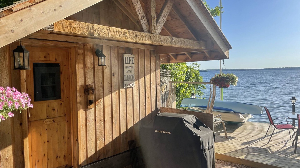 Ramara House | Waterfront with sunsets and sand bottom lake