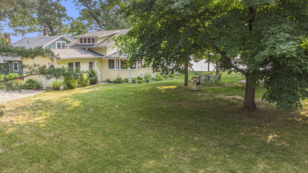 Grass Lake Cottage | Waterloo Cottage - Beautiful Lakefront Cottage at Clear Lake Near Chelsea, MI.