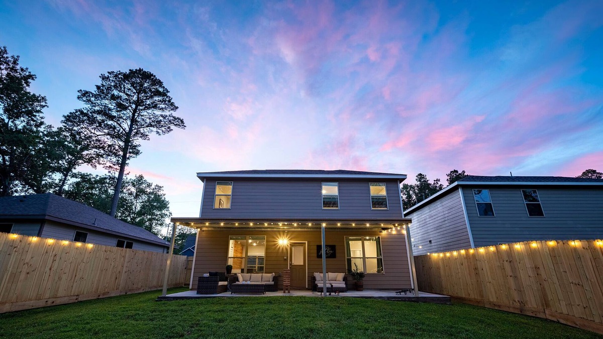 Montgomery House | Waterpoint LakeConroe/Food + Wedding Venues LRG Yard/Covered Patio + Game Garage