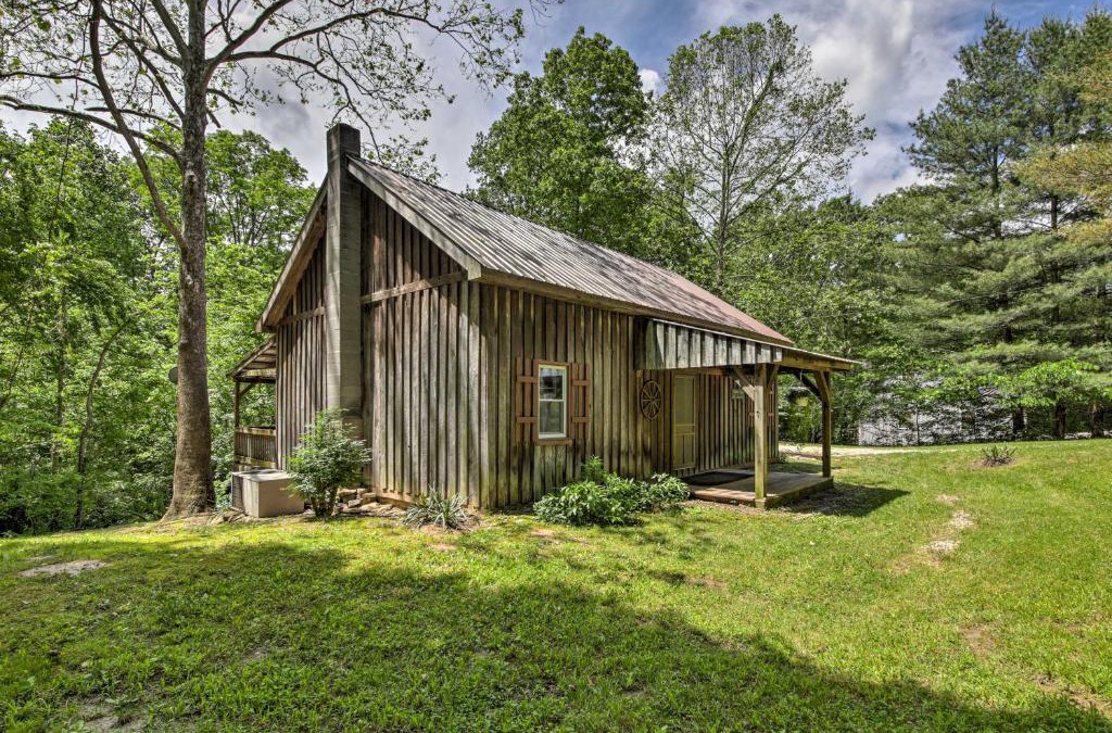 Taswell House | Waters Edge Retreat with Deck on Patoka Lake!