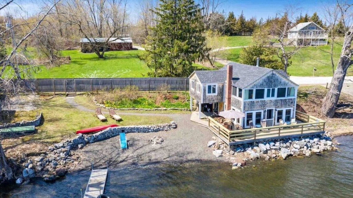 North Hero Cottage | Waters Edge! Right on the Lake.