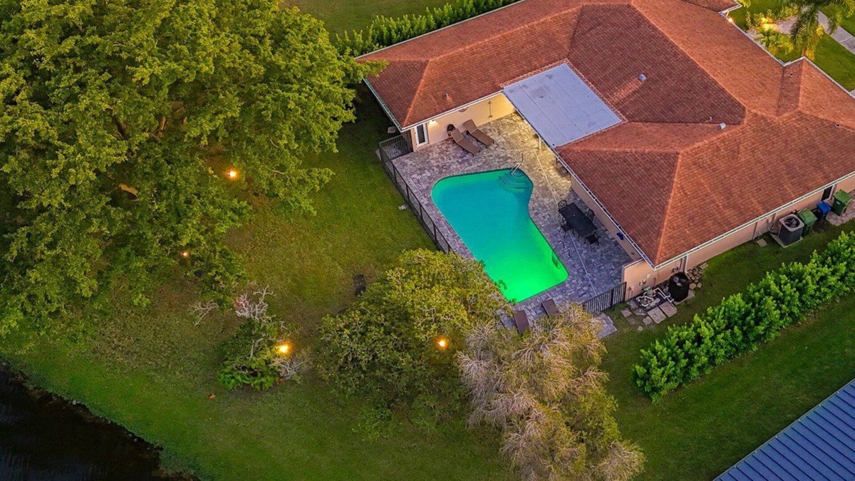 Weston House | WatersEdge: Lakefront Fishing-Saltwater Pool-GameRoom