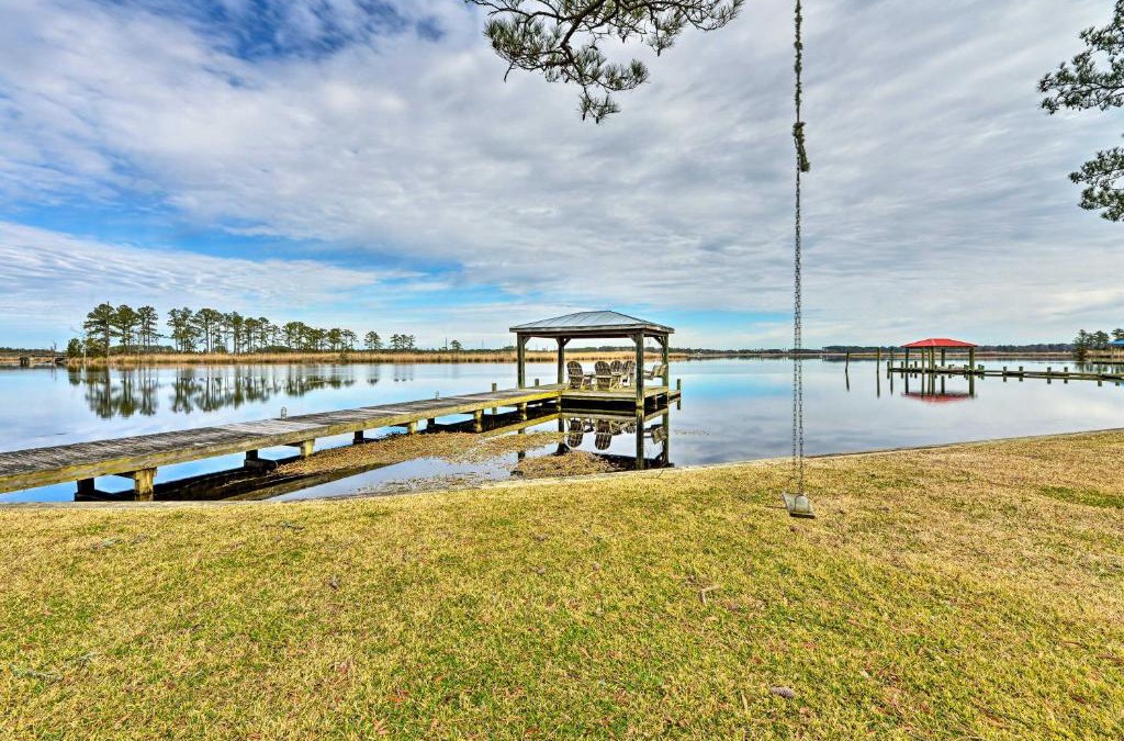 Belhaven House | Waterside Belhaven House and Cottage with Porch and Dock