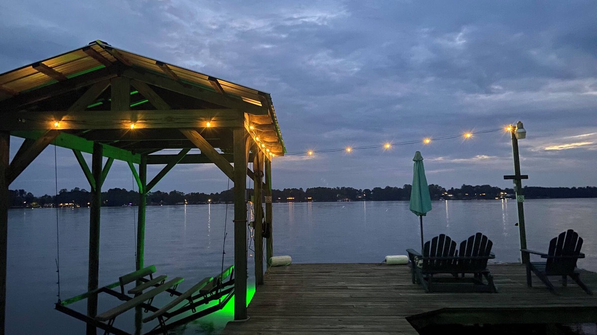 Leesburg House | Waterside Cottage with private dock and boat ramp