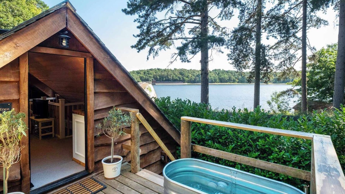 Leicester Apartment | Waterside Edge with Hot Tub