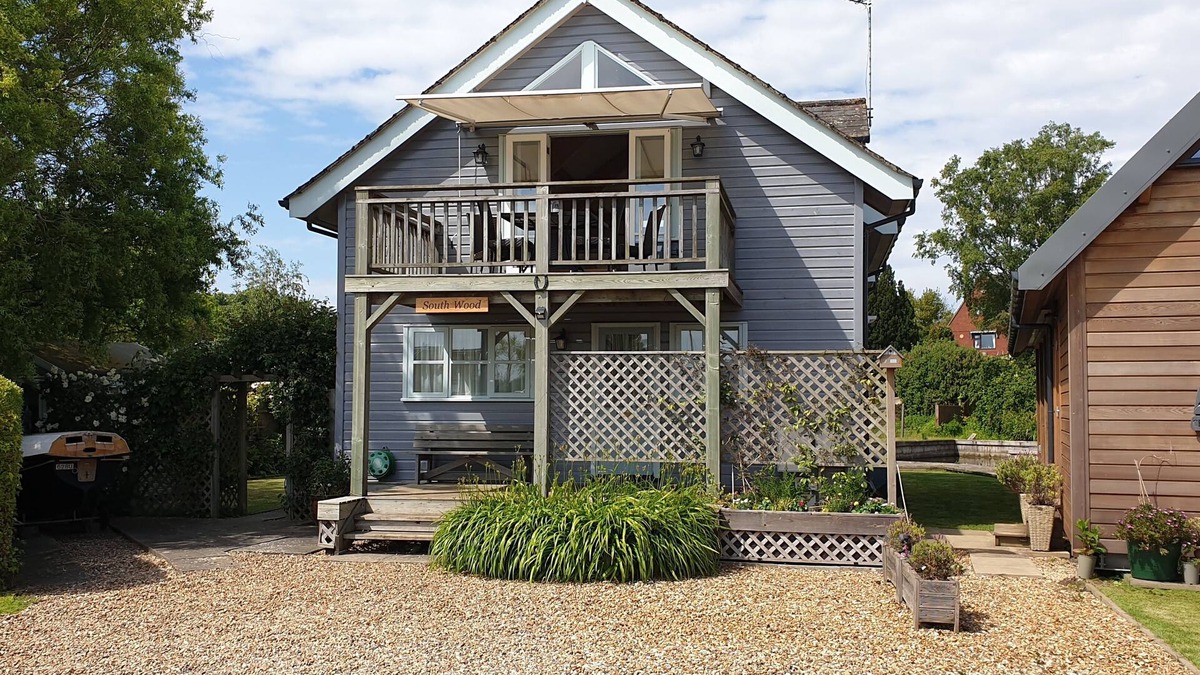 Horning House | Waterside House With Garden (3 Bedrooms - Sleeps 5)