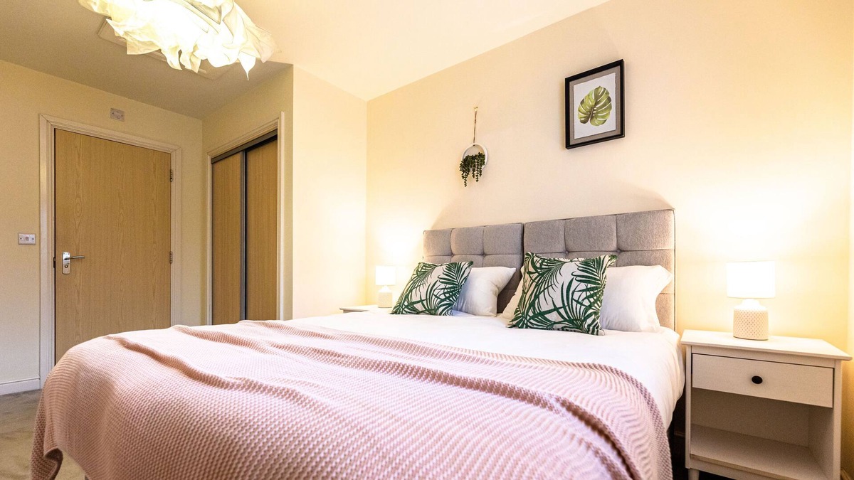 Milton Keynes House | Waterside Lodge Stunning 3 Bedroom House MK