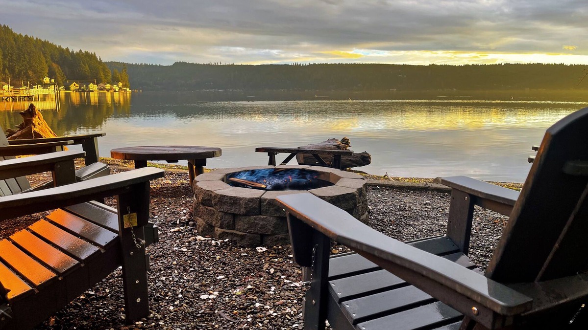 Tahuya House | Waterside Retreat on Hood Canal – Waterfront Home with Hot Tub and Arcade