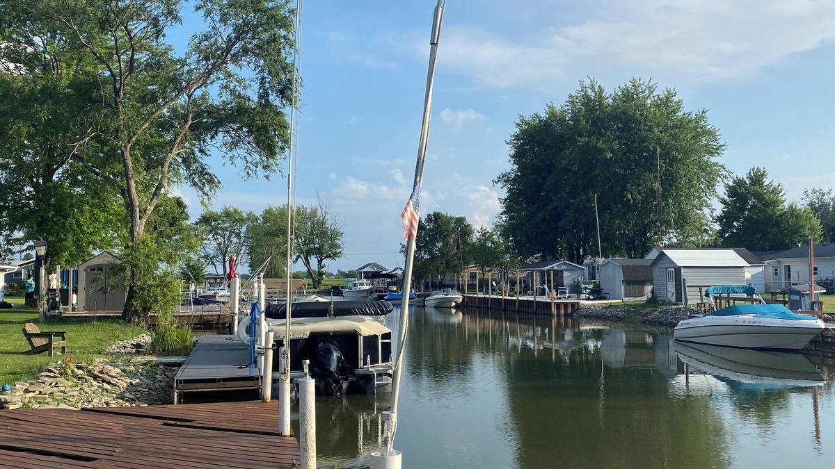 Port Clinton House | Waterside Retreat! Canal front, family friendly, big yard, boat access