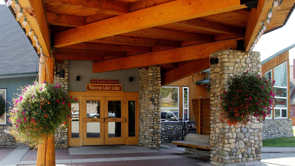 Waterton Park Hotel | Waterton Lakes Lodge Resort