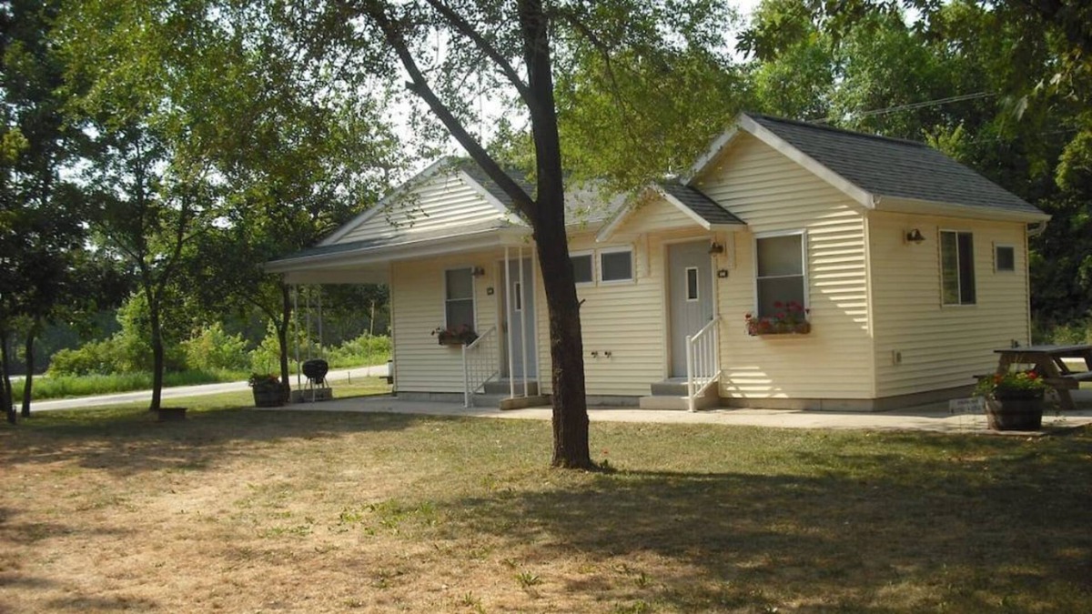 Trempealeau Apartment | Waterview Cottage 1 on Lake Road