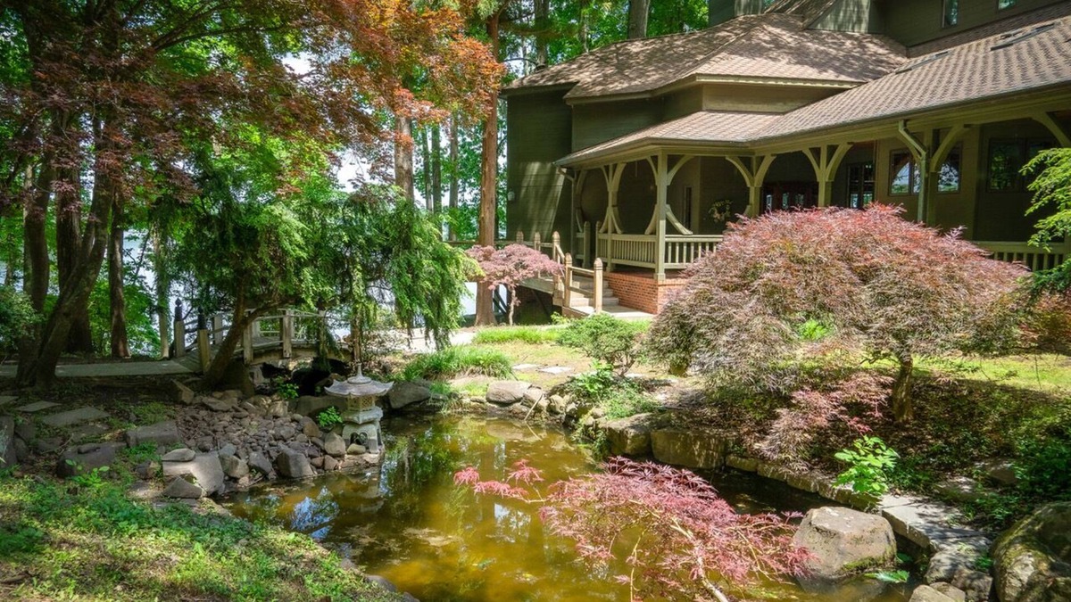 Midlothian House | “WaterView” Iconic Gem waterfront property w/walking trails