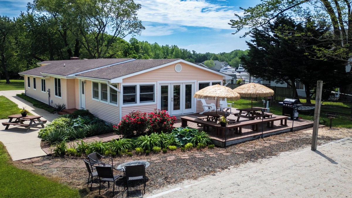 Stevensville House | Waterview with Beach Volleyball! Walk to Marina & Kentmorr Beach Bar and Grill.