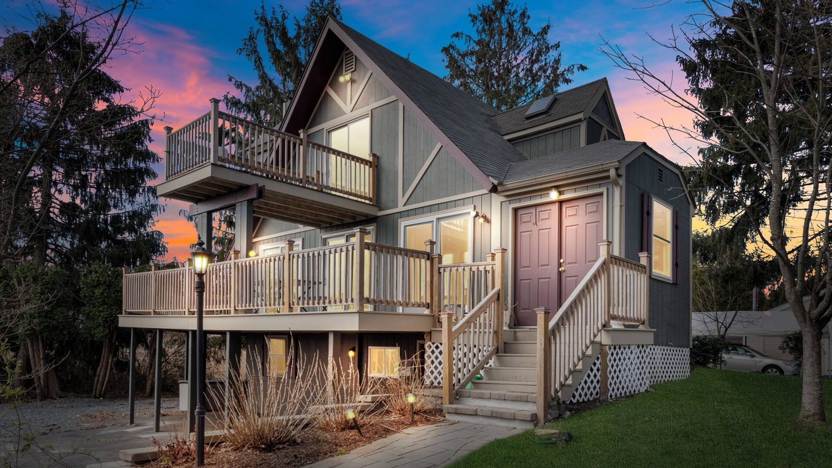 Barrington House | Waterviews off Sowams, Nearby Bike Path and Golfing