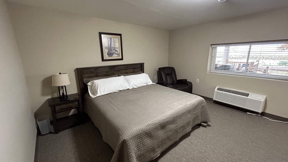 Hornbeak Cabin | Watrerfornt Lodge on Reelfoot Laken8,000 sq feet sits on 3 Acersn12 Bed Roomsn
