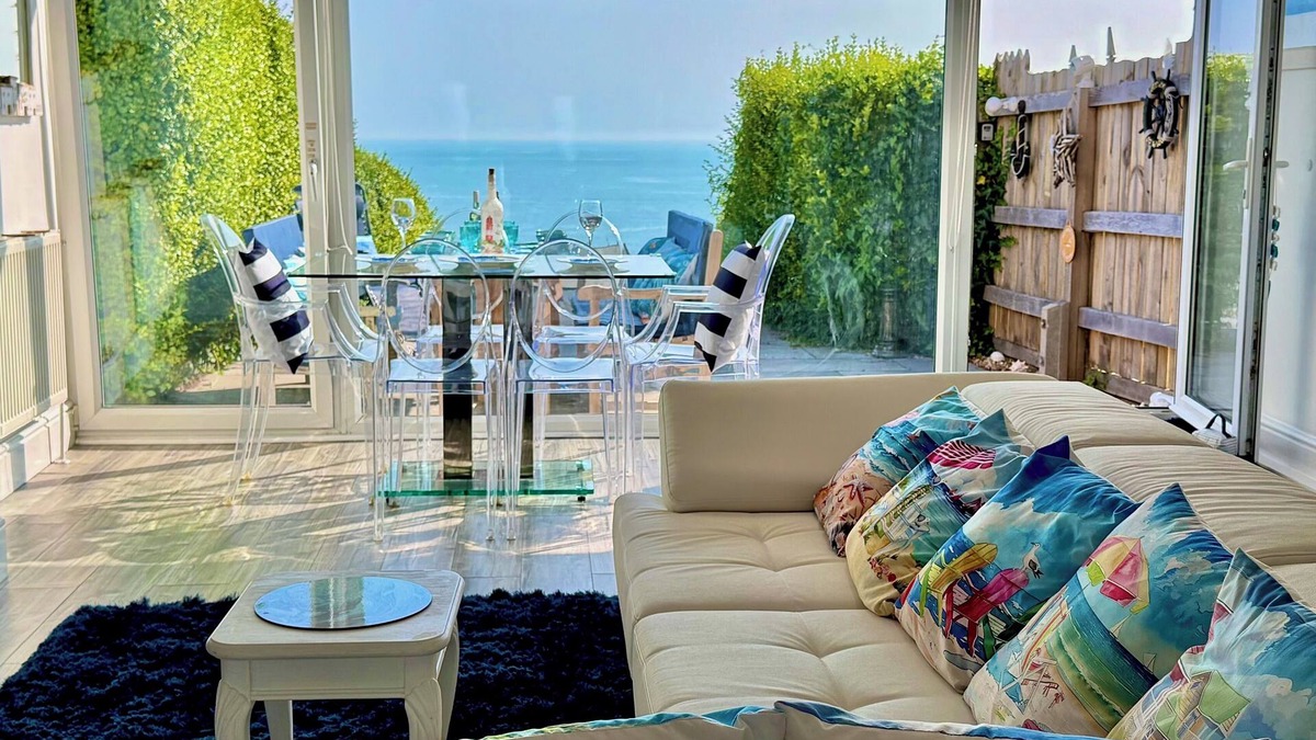 Ovingdean House | Wave Watcher- 4 bedroom sea view home, Sleeps up to 8 guests – 4 double bedrooms – 2.5 bathrooms