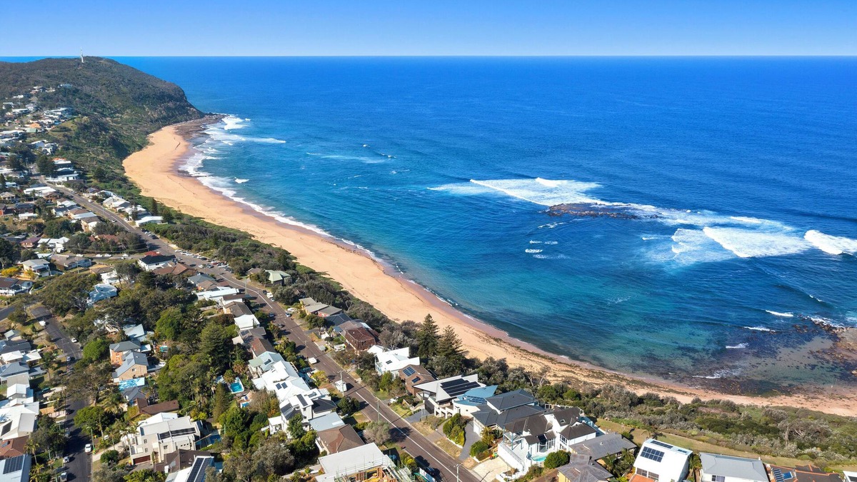 Forresters Beach House | WAVE WATCHER - New Listing, Beach Front, Pool