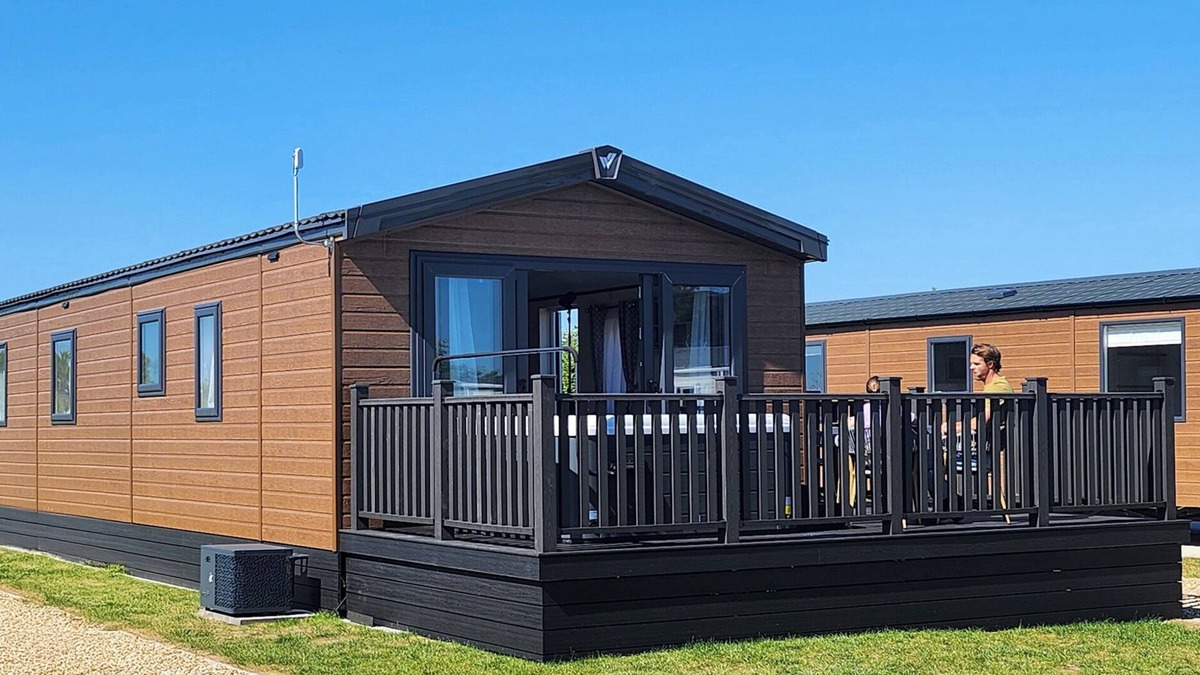 Hayling Island Cottage | WAVE WHISPERERS - HAYLING ISLAND in Hayling Island Holiday Park