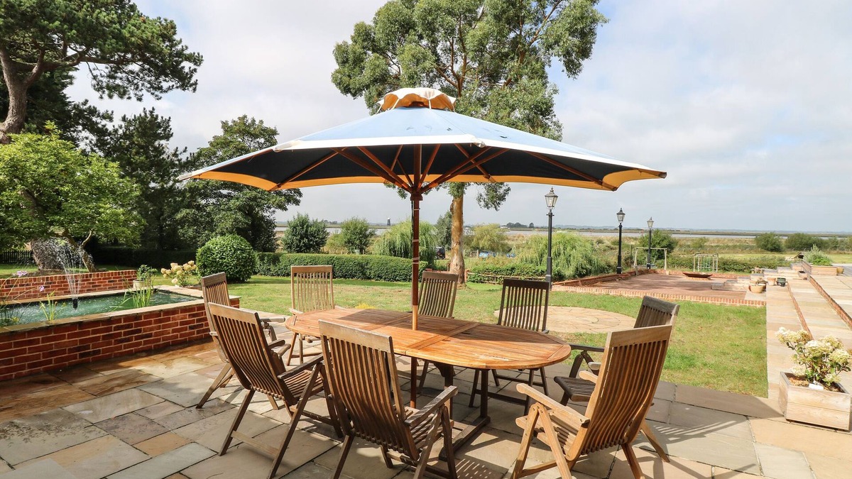 Burgh Castle Cottage | WAVENEY VIEW COTTAGE, pet friendly, with a garden in Burgh Castle