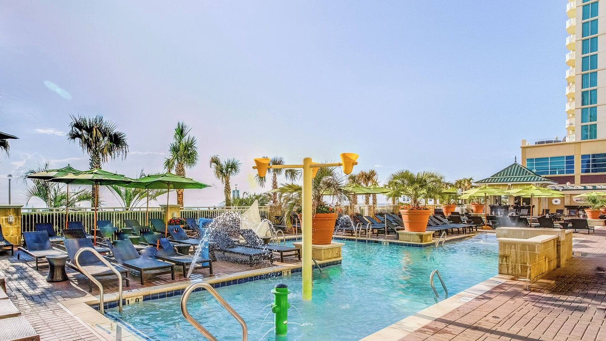 Northeast Virginia Beach Hotel | Waves and Sunshine Await! Oceanfront Stay w/Pool and Full Kitchen