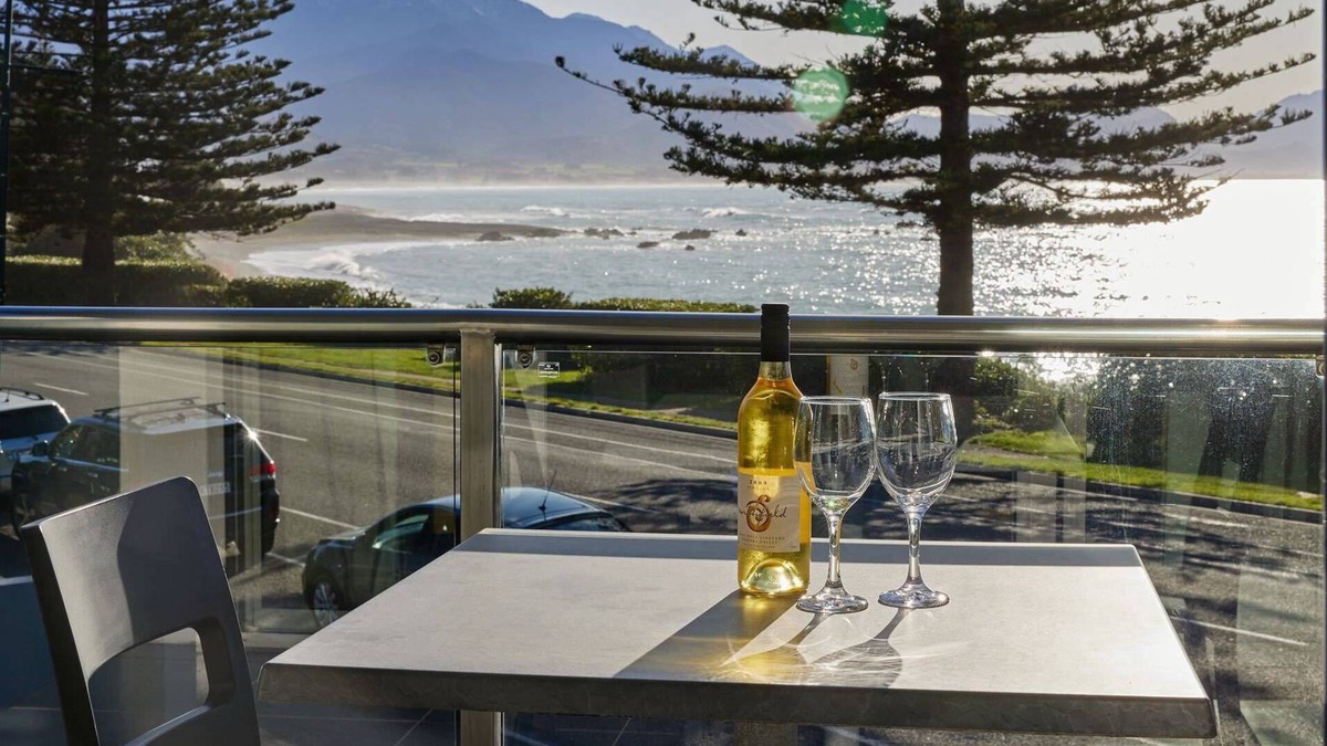 Kaikoura Cottage | Waves on Esplanade - Kaikoura Waterfront Apartment