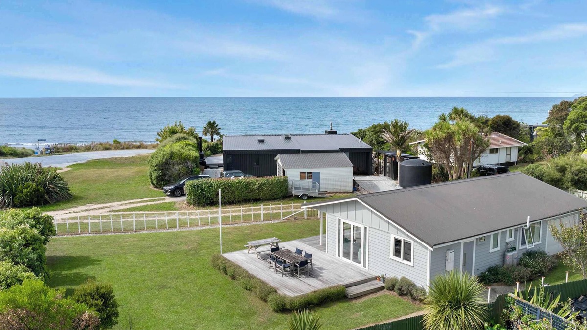 Parapara House | WaveSong Cottage - Your Escape by the Sea