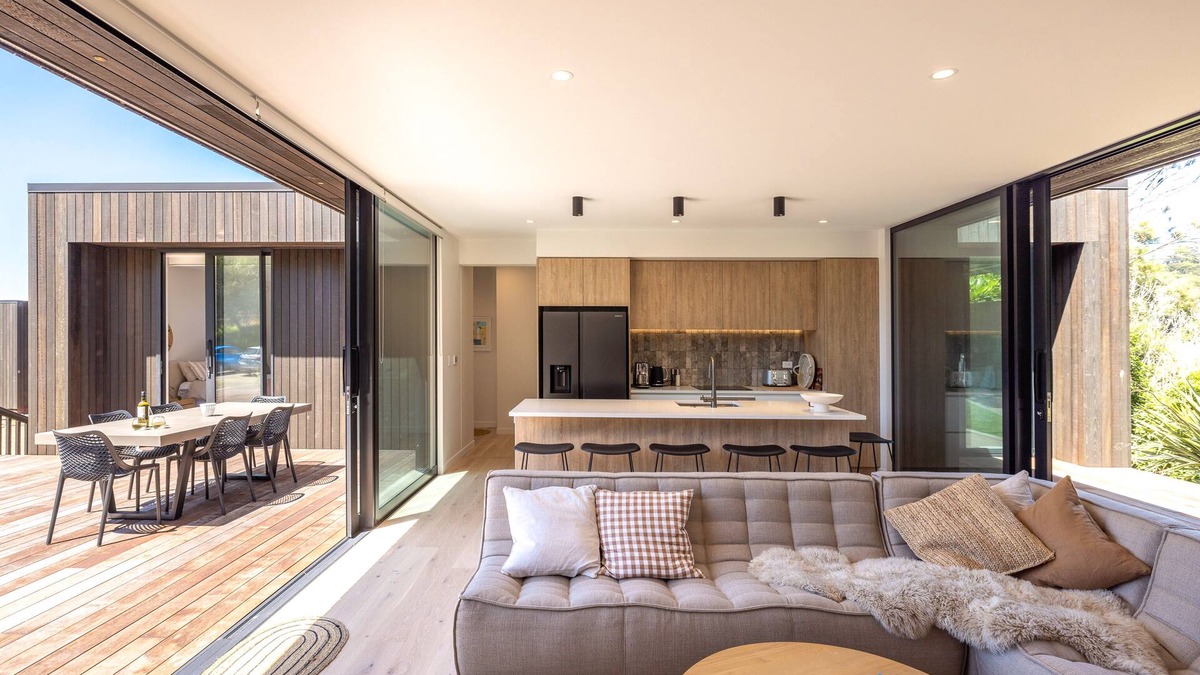 Onetangi House | Wavesong Whakaaio Onetangi | Be My Guest