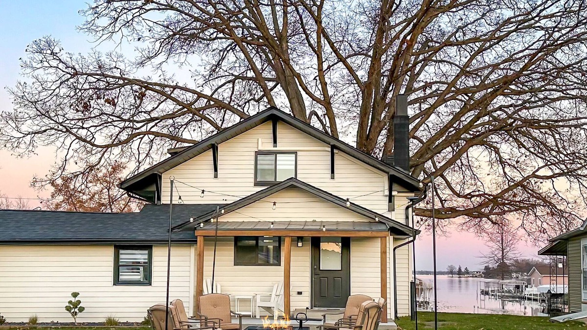 Syracuse House | Wawasee Lake Channel Cottage Newly Renovated