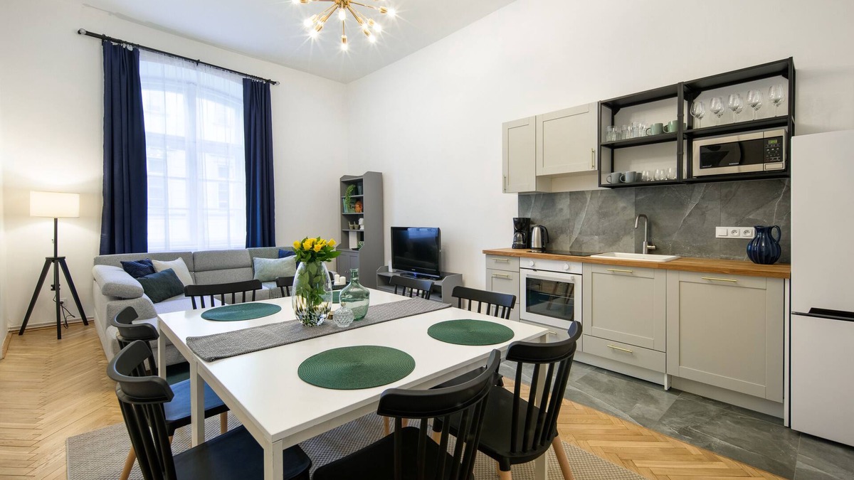 City Centre Apartment | WAWELOVE spacious 3 bedroom apt 1 min to Main Sqare!