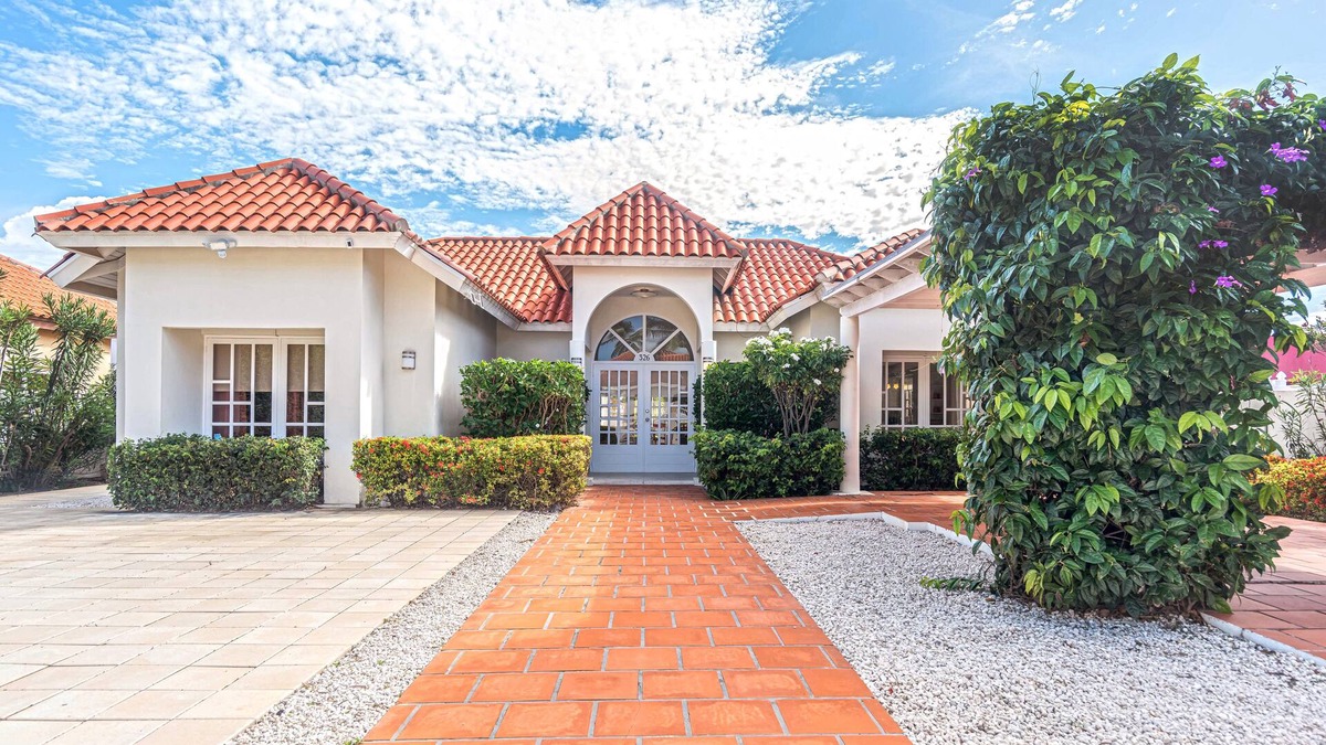 Wayaka Villa | Wayaca Retreat: 4BR 3BA, Private pool, renovated, close to beaches, quiet area.