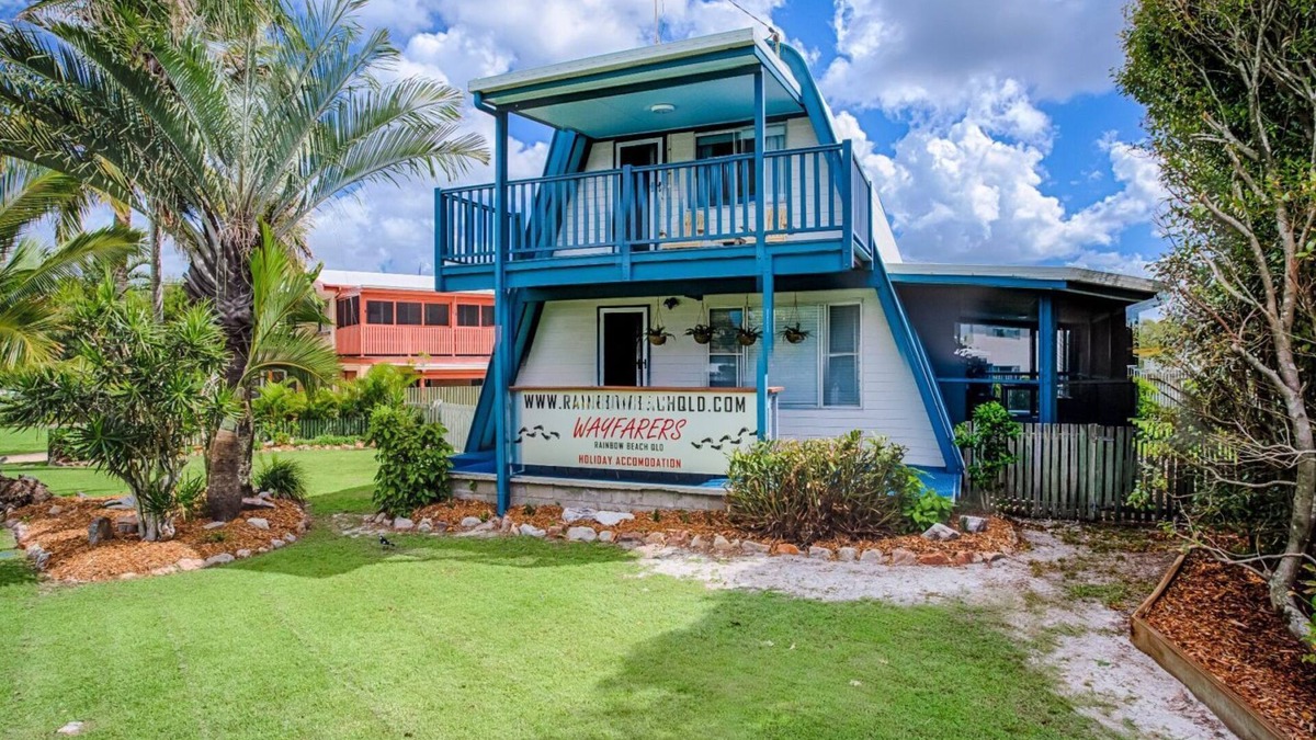Rainbow Beach House | Wayfarers Beachouse - Rainbow Beach. Everything you need, just metres to the beach. Pets welcome