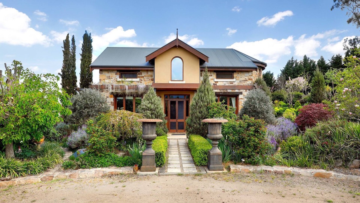 Kanimbla House | Wayimaa Cottage | 1 bedroom country escape with views