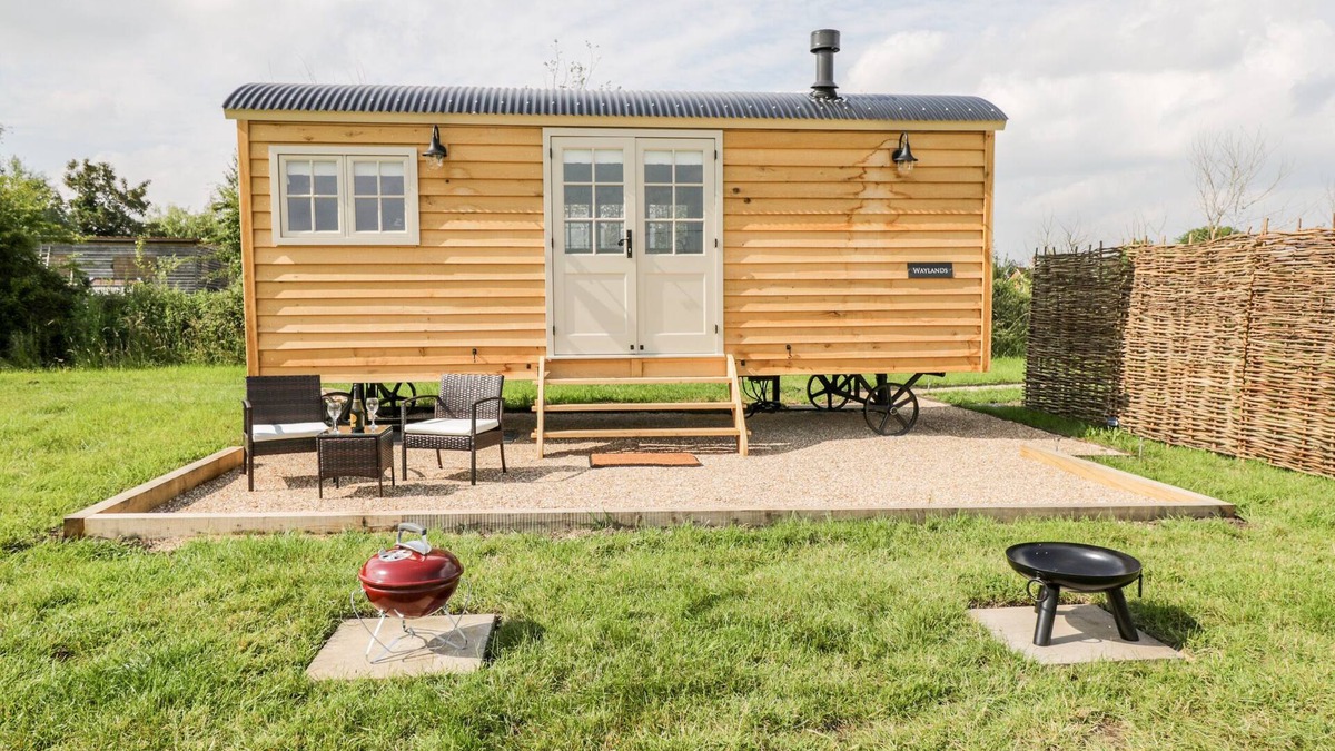 Uffington Cottage | WAYLANDS, pet friendly, with open fire in Uffington