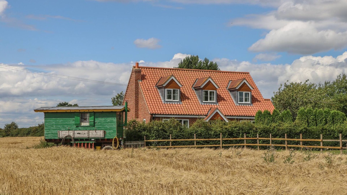 Storwood Cottage | WAYSIDE COTTAGE, family friendly, with hot tub in Pocklington