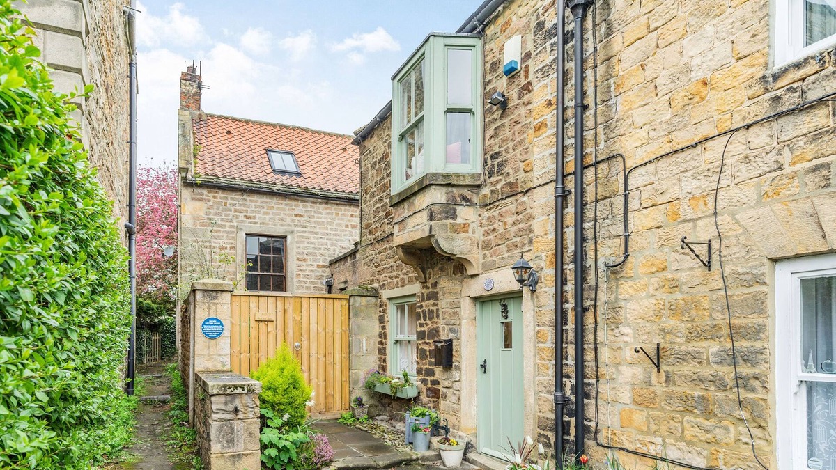 Staindrop Cottage | WAYSIDE COTTAGE, pet friendly, country holiday cottage in Staindrop