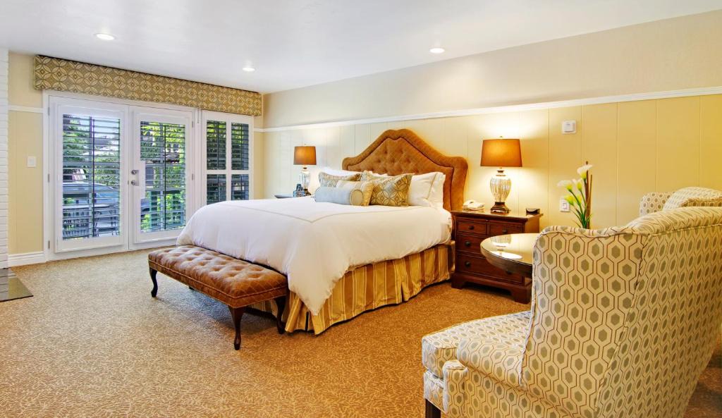 Golden Rectangle Hotel | Wayside Inn