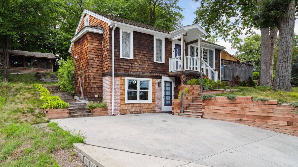 Wayzata House | Wayzata Apartment - steps to lake and downtown