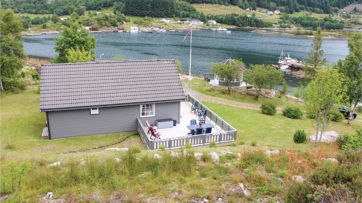 Fjaler House | We are pleased to welcome you to a pearl by the fjord.