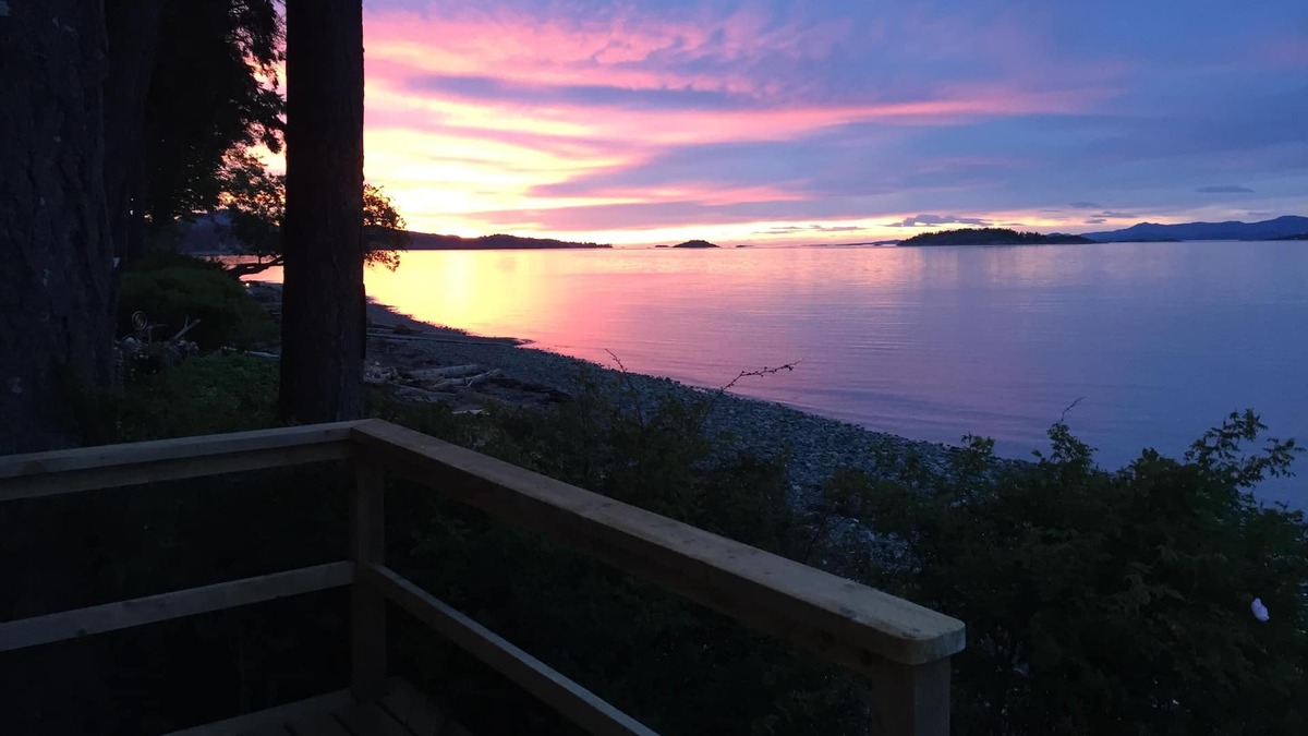 Regional District of Nanaimo Cottage | WE ARE SO SORRY, THIS PROPERTY IS NO LONGER AVAILABLE FOR SHORT TERM RENTALS.