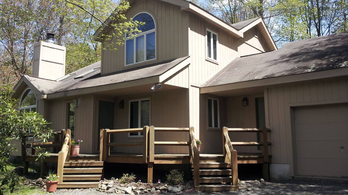 Pocono Pines House | WE HAVE TEMPORARY MEMBERSHIPS! HIKE! EXPLORE! SHOP! WINE TASTE! HUNT ANTIQUES!