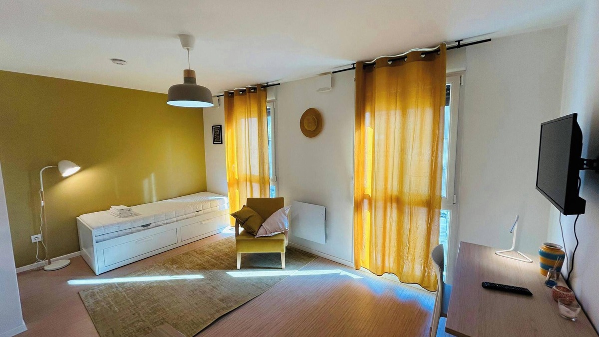 Barbatre Apartment | We Live In R - Suite 101