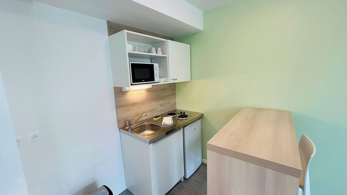 Barbatre Apartment | We Live In R - Suite 203