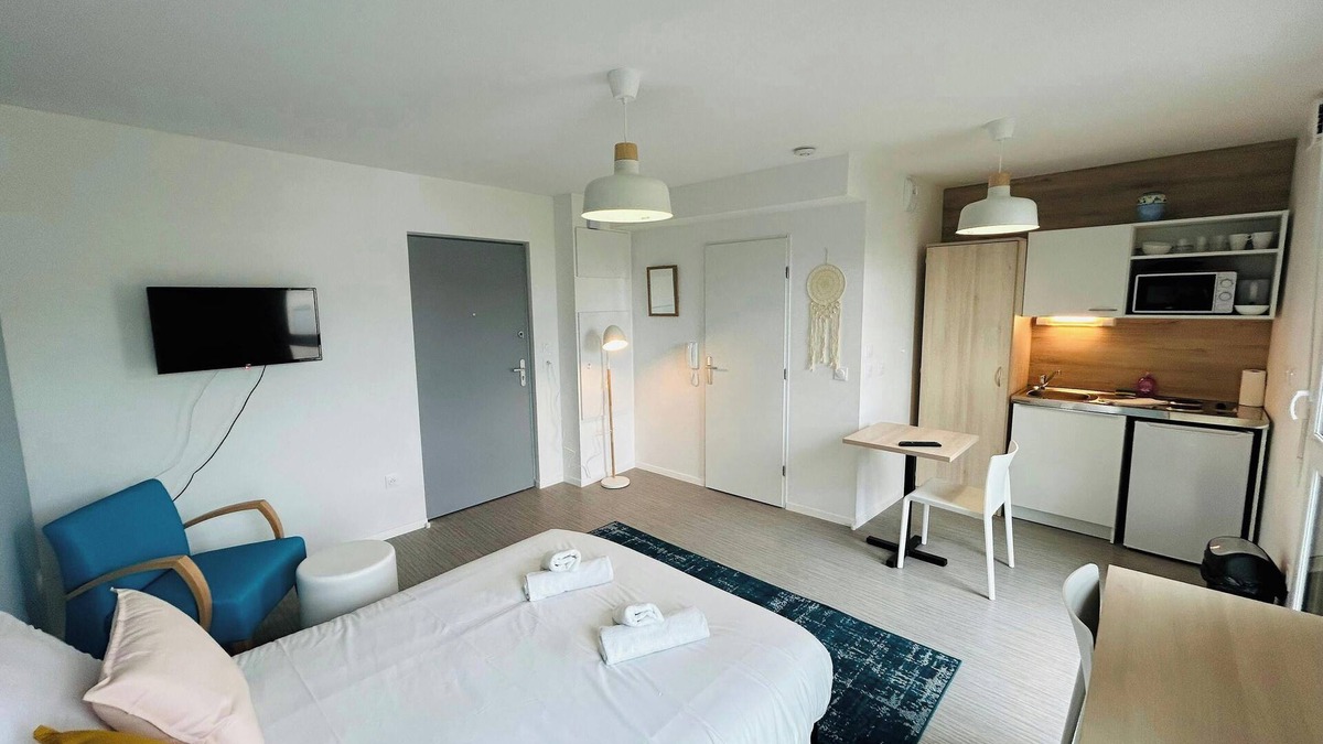 Barbatre Apartment | We Live In R - Suite 401