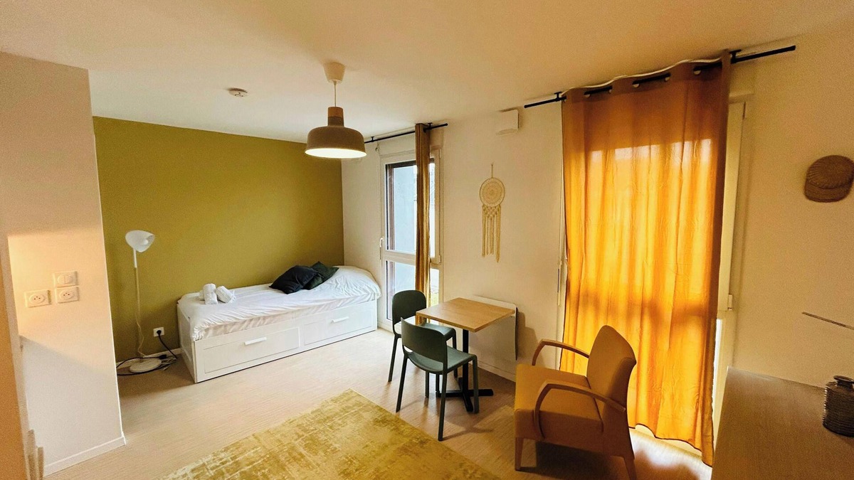 Barbatre Apartment | We Live In R - Suite 402