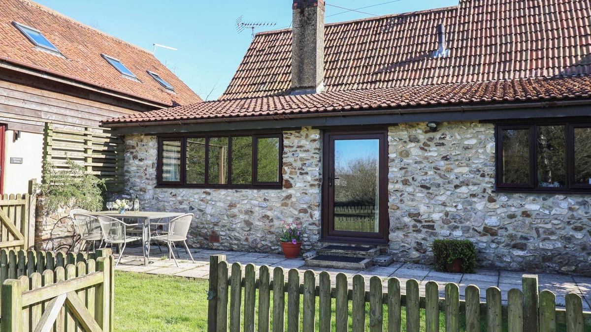 Honiton Cottage | WEATHERVANE COTTAGE, pet friendly, with open fire in Upottery