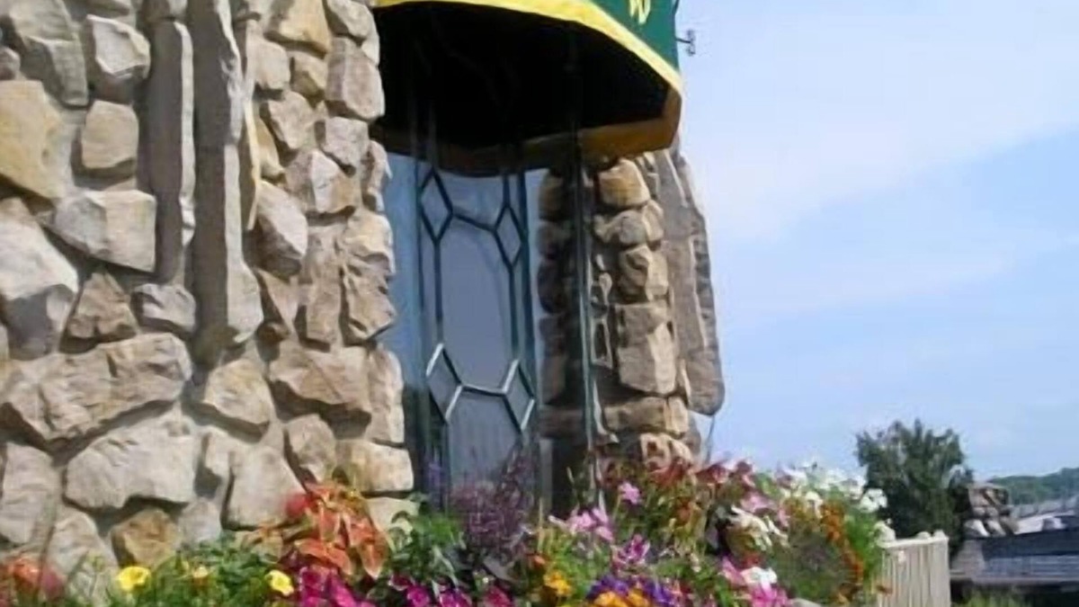 Charlevoix Hotel | Weathervane Terrace Inn and Suites