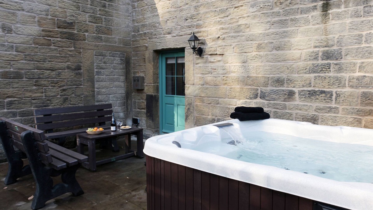 Millhouse Green Cottage | Weavers Cottage - sleeps 8 guests in 4 bedrooms