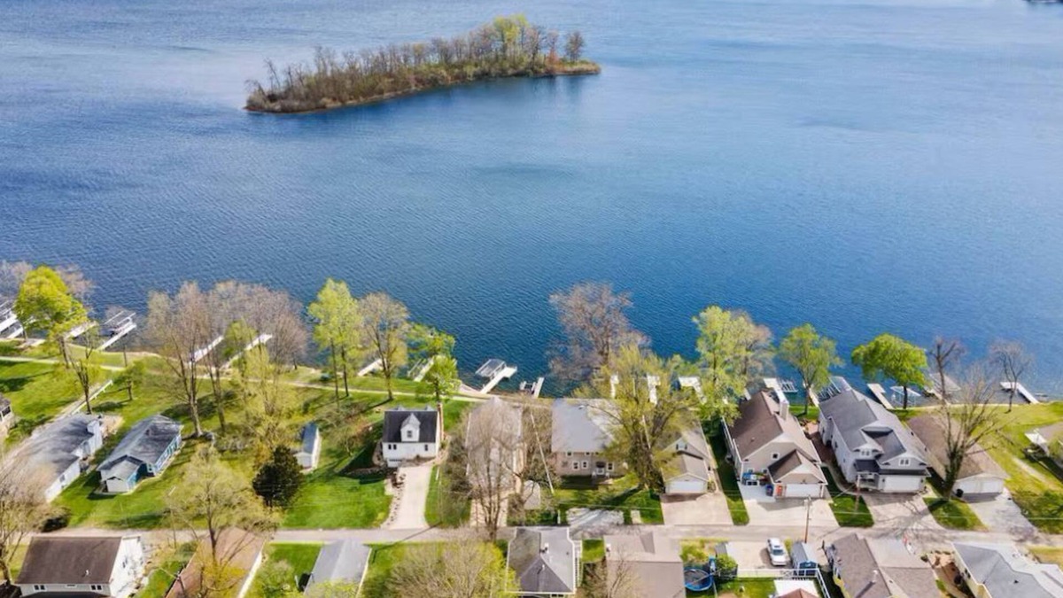 North Webster House | Webster - Charlee’s Cabin - Lake House with Pier
